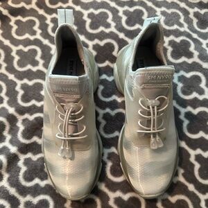 Steve Madden Migrate Low Top Lace Up White Womens Size 8. Reflective pics shown.
